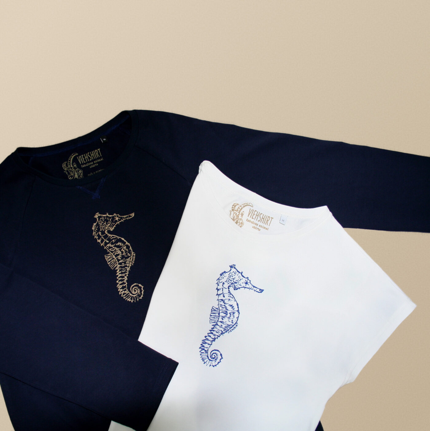 Blauer Sweater und weißes T-Shirt, jeweils mit Siebdruckmotiv Seepferdchen