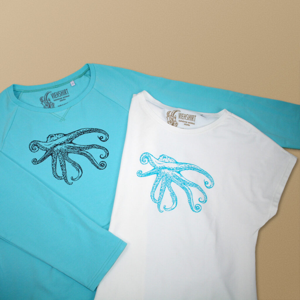 Türkisfarbener Sweater und weißes T-Shirt, jeweils mit Siebdruckmotiv Oktopus