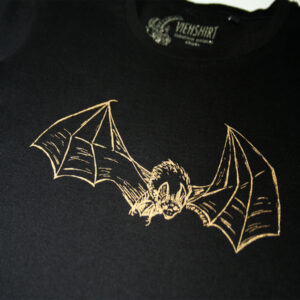 Detail eines Siebdruckmotivs Fledermaus, goldene Farbe auf schwarzem Stoff