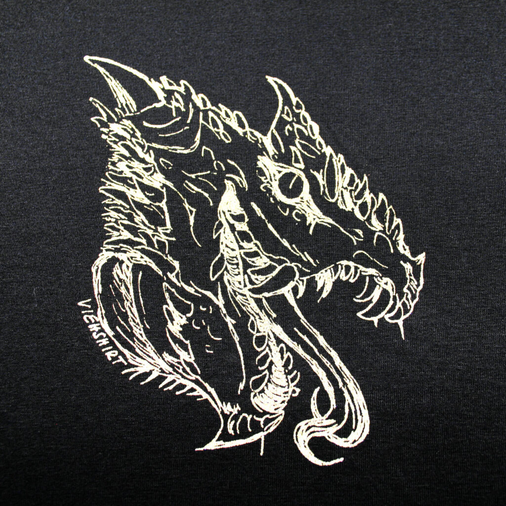 Detail eines Siebdruckmotivs Drache, goldene Farbe auf schwarzem Stoff