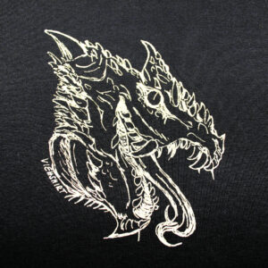 Detail eines Siebdruckmotivs Drache, goldene Farbe auf schwarzem Stoff