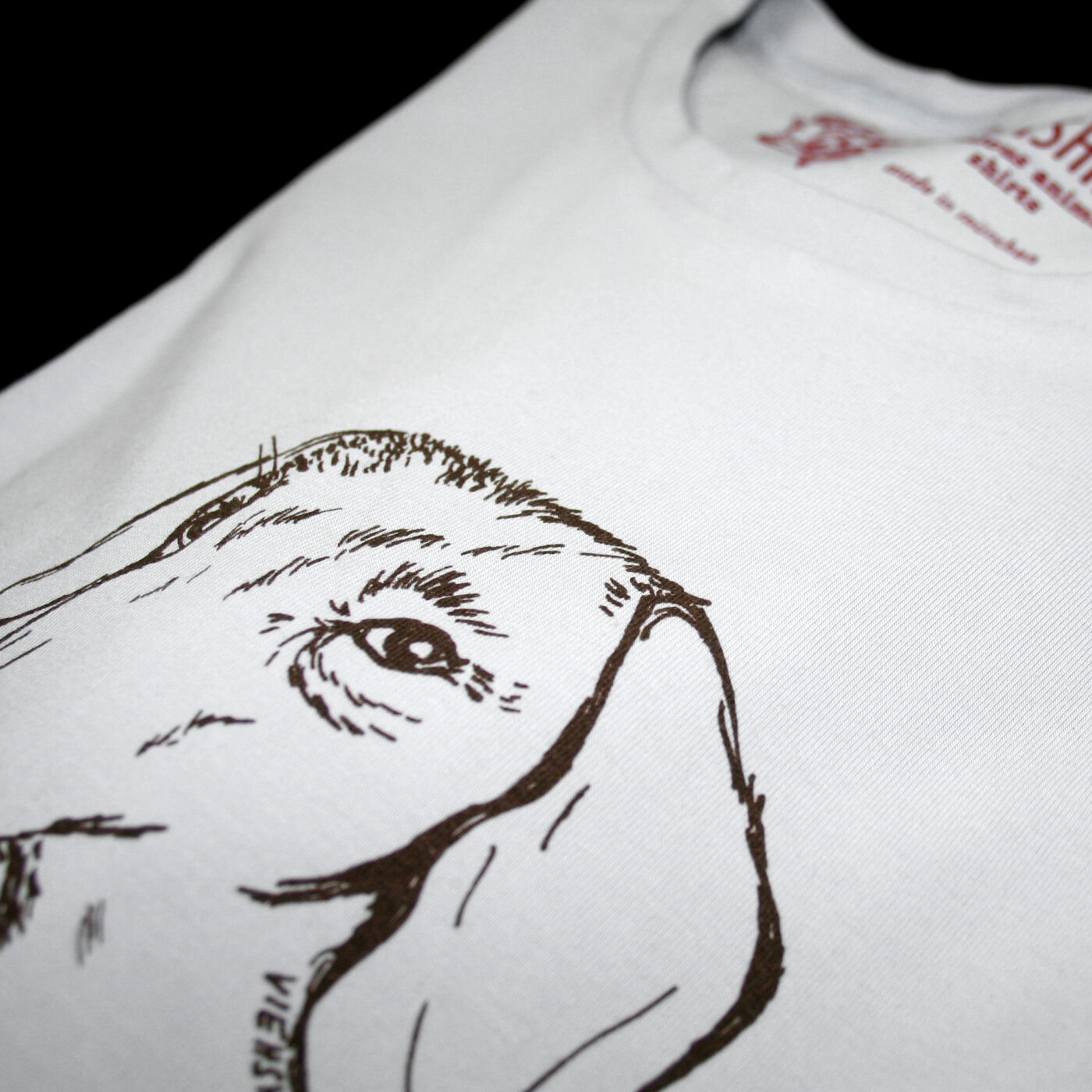 Detail eines T-Shirts mit Siebdruckmotiv Dackel