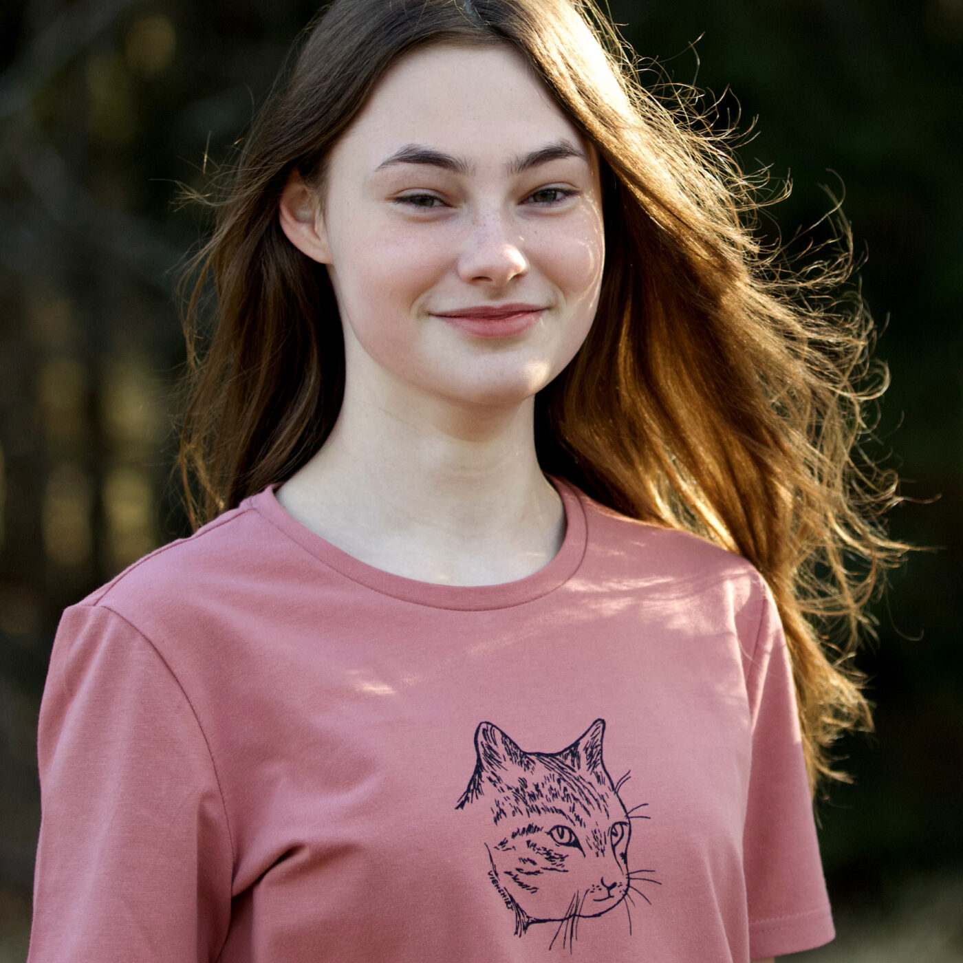 Junges Mädchen trägt erdbeereisfarbenen Hoodie mit Katzenkopf-Print