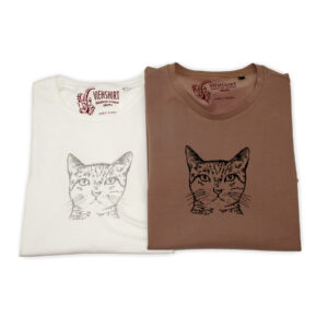 Zwei T-Shirts, eines weiß, eines braun mit Siebdruckmotiv Katzenkopf
