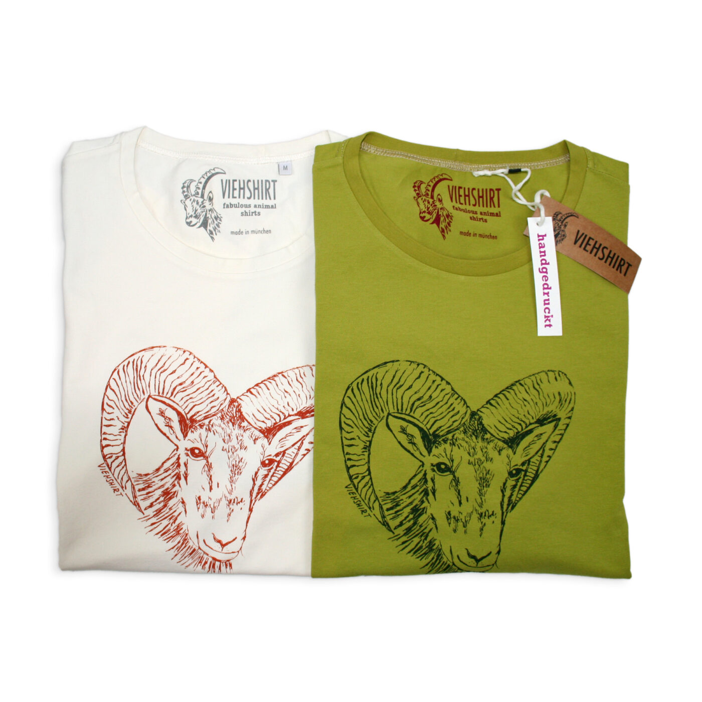 Zwei T-Shirts, eines weiß, eines grün mit Siebdruckmotiv Mufflonkopf
