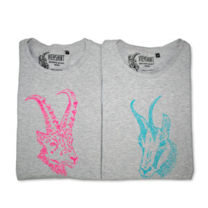 Zwei graumelierte Shirts, eines mit neon-pink-farbenen Aufdruck eines Steinbock-Kopfes, das andere mit neon-türkis-farbenem Gams-Kopf