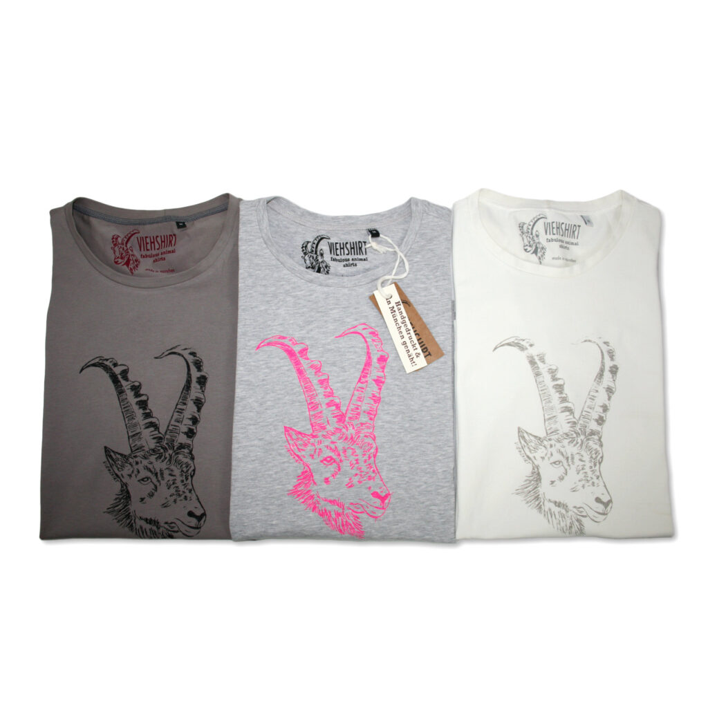 Drei T-Shirts, eines grau, eines grau-meliert, eines weiß mit Siebdruckmotiv Steinbock-Kopf