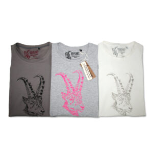 Drei T-Shirts, eines grau, eines grau-meliert, eines weiß mit Siebdruckmotiv Steinbock-Kopf
