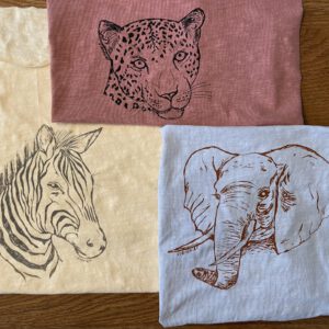 hellgelbe, hellblaue und rosafarbene Siebdruckmotive Safari Tiere