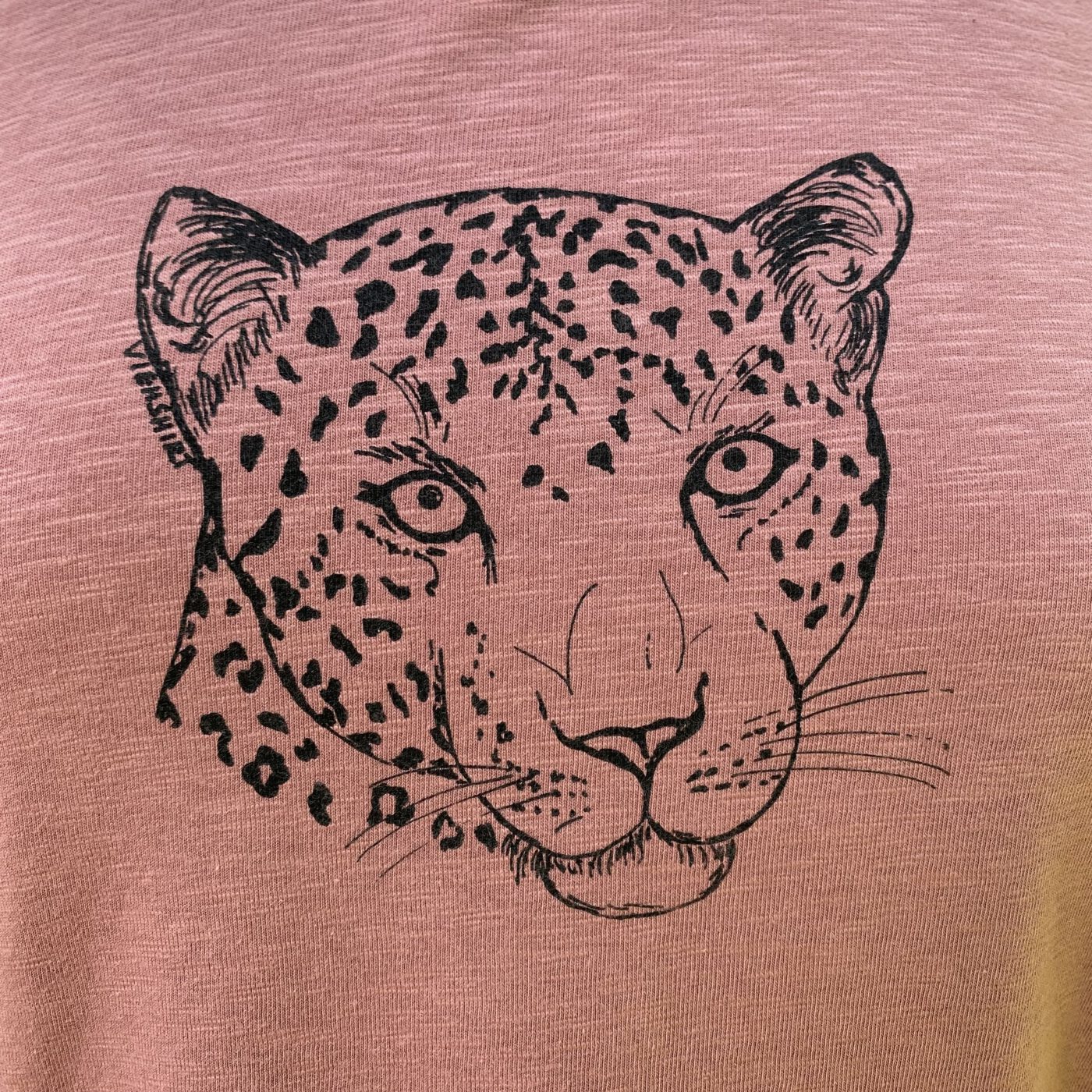 Rosafarbenes T-Shirt mit Siebdruckmotiv Leopard